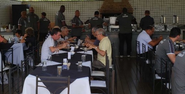 Presidentes dos dois clubes sentaram na mesma mesa para almoar