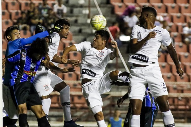 Roni durante cabeçada na partida contra o Porto, pela Copinha 2019