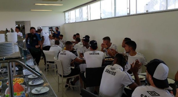 Santistas parabenizaram o volante Douglas