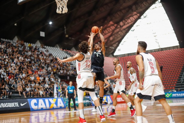 Shilton durante partida contra o Flamengo, pela décima semana do NBB