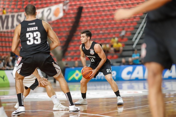 Abner e Parodi durante derrota para o Flamengo, pela décima semana da NBB
