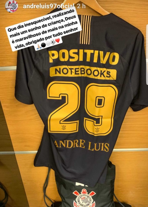 Andr Luis fez questo de postar a imagem de seu primeiro uniforme do Corinthians