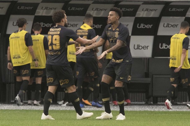 Andrés Luís foi quem deu a assistência para Gustavo, anotar o único gol do Timão, contra o Santos