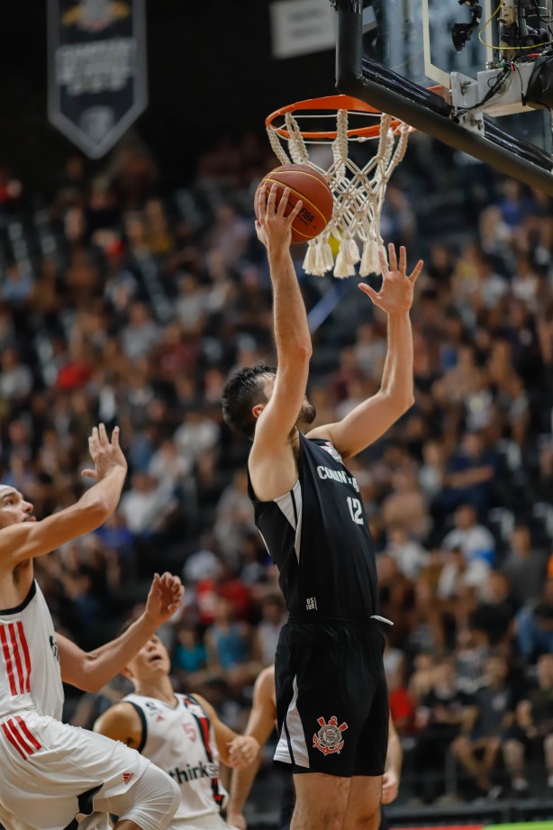 Armador Fuller durante cesta contra o Flamengo, pelo NBB