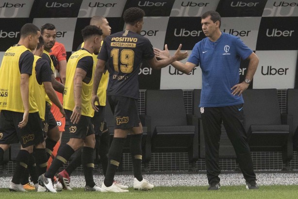 Atacante Gustavo cumprimenta Carille após marcar gol contra o Santos, na Arena Corinthians