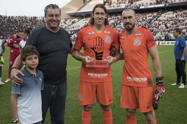 Cássio recebe homenagem na Arena Corinthians antes de começar o jogo amistoso contra o Santos