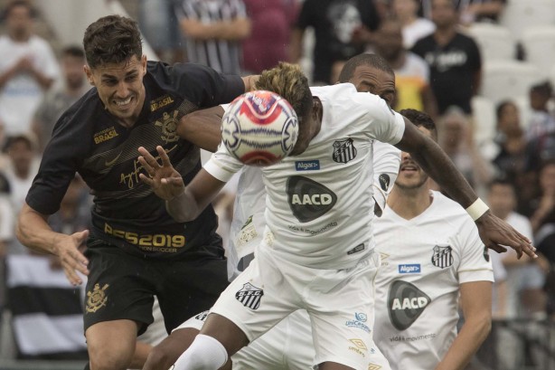 Danilo Avelar começou o amistoso contra o Santos como titular