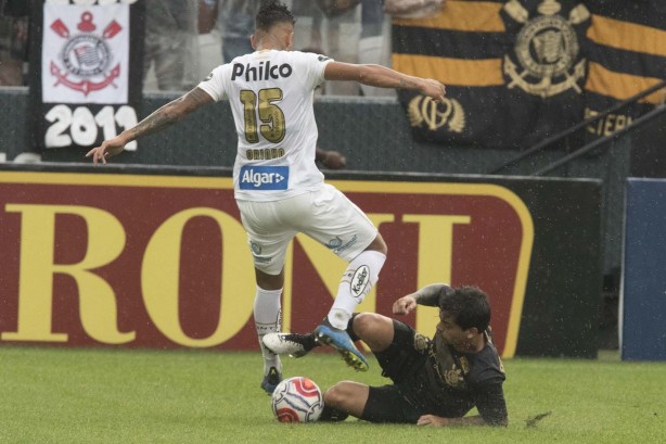 Fagner durante participação na partida amistosa contra o Santos, na Arena Corinthians