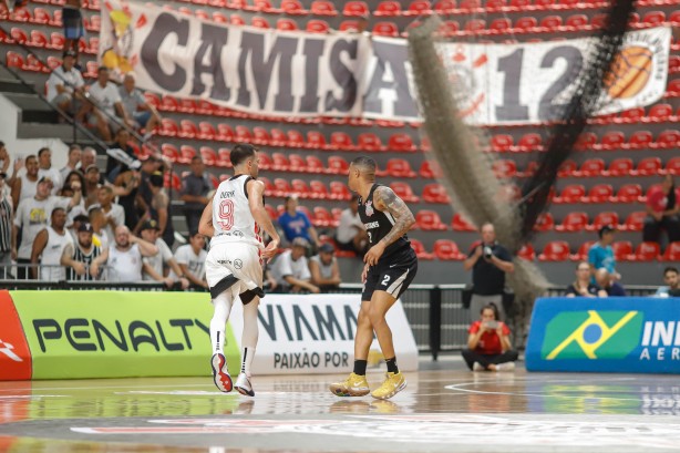 Fuller durante derrota do basquete corinthiano para o Flamengo, pelo NBB