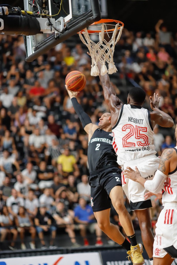 Fuller no exato momento de sua cesta contra o Flamengo, pelo NBB