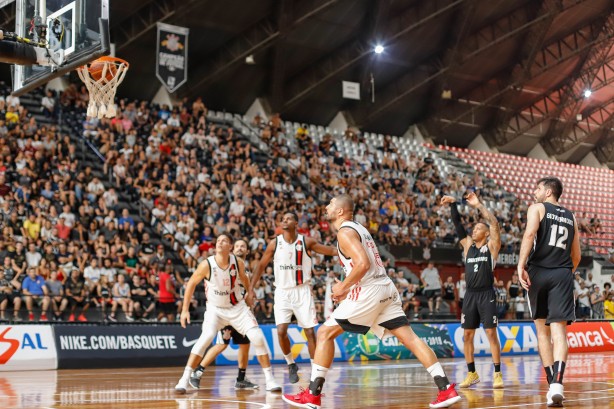 Fuller no momento em que marca uma cesta no jogo contra o Flamengo, pelo NBB