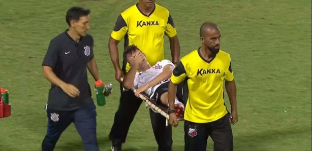 Lucas Piton deixou o campo chorando muito