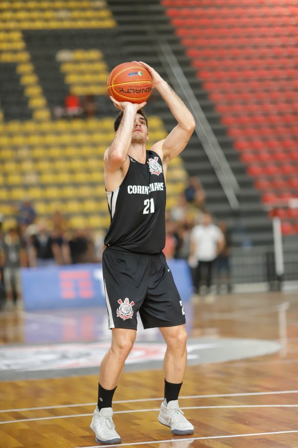Parodi tenta arremesse no jogo contra o Flamengo, pelo NBB