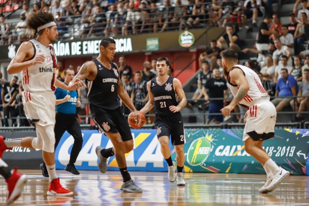 Shilton e Parodi durante jogo contra o Flamengo, pelo NBB