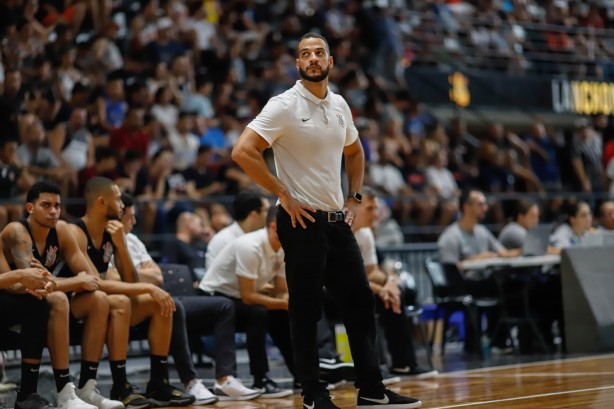 Treinador Bruno Savignani, durante derrota para o Flamengo, pelo NBB