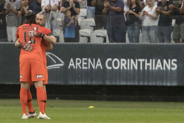 Walter e Cássio se abraçam durante partida amistosa contra o Santos, na Arena Corinthians
