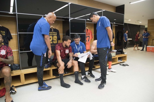 André Luís recebe instruções da comissão técnica para amistoso contra o Santos