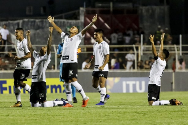 Corinthians se classifica nos pênaltis contra o RB Brasil
