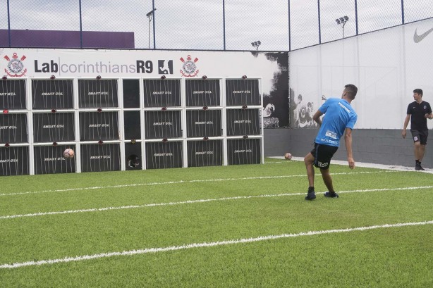 Corinthians utitiliza a nova tecnologia no CT: o gol inteligente, o Footbonaut Genérico