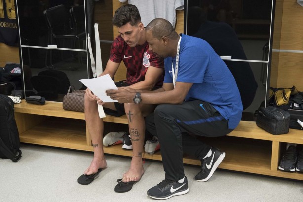 Danilo Avelar recebe instruções da comissão técnica para amistoso contra o Santos