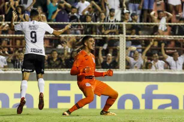 Diego comemora pênalti defendido contra o RB Brasil, pela Copinha 2019