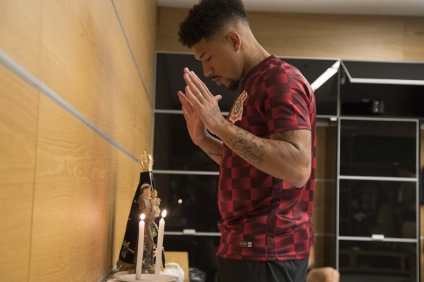 Douglas em seu momento de fé no vestiário da Arena Corinthians antes do jogo amistoso contra Santos