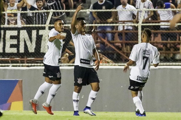 Fabrício Oya comemora ao lado de companheiros, seu gol contra o RB Brasil
