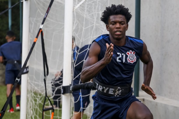 Franklin treina no CT Joaquim Grava com a equipe Sub-20 do Corinthians