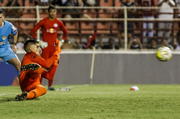 Goleiro Diego defende o pênalti contra o RB Brasil e classifica o Timãozinho