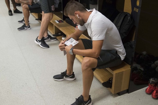 Henrique no vestiário da Arena Corinthians antes do amistoso contra o Santos
