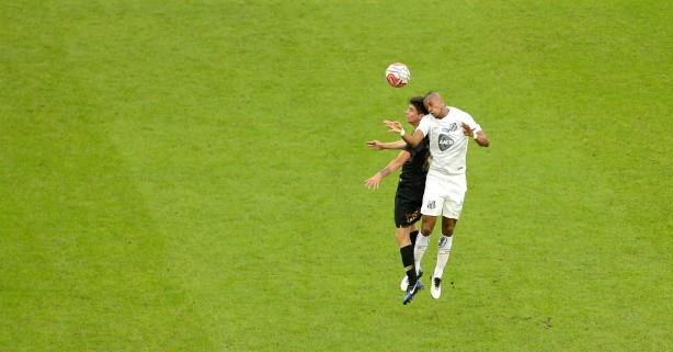 Jogada aérea durante amistoso contra o Santos, na Arena Corinthians