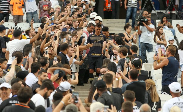 Jogadores do Corinthians descem no meio da torcida durante amistoso contra o Santos