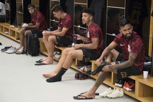 Jogadores do Timão no vestiário da Arena Corinthians antes do amistoso contra o Santos