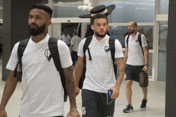 Marquinhos e André Luís chegam à Arena Corinthians para amistoso contra o Santos