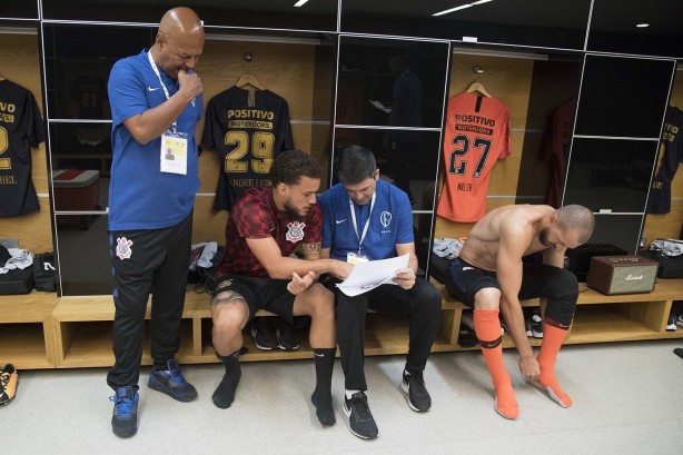 Richard recebe instruções da comissão técnica para amistoso contra o Santos