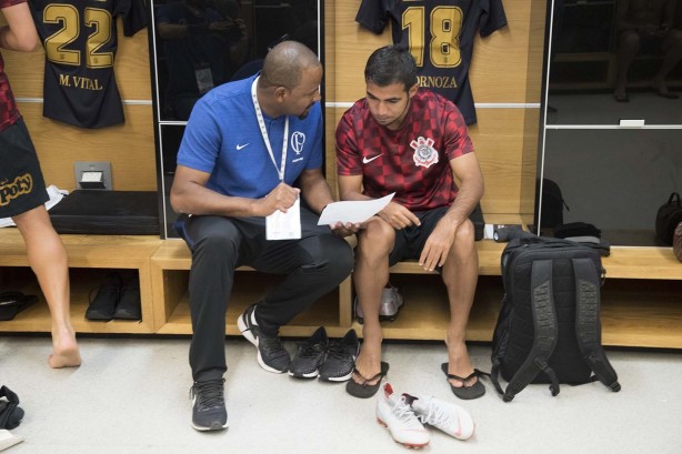 Sornoza recebe instruções da comissão técnica para amistoso contra o Santos