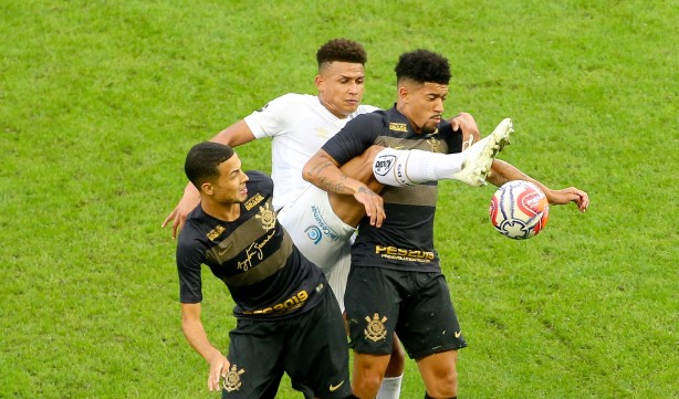 Thiaguinho e Douglas no amistoso contra o Santos, na Arena Corinthians
