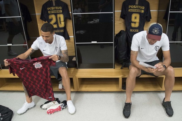 Thiaguinho e Roger no vestiário da Arena Corinthians antes do amistoso contra o Santos