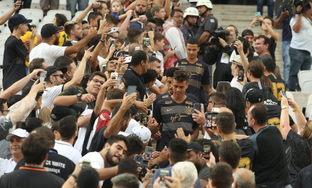 Torcida do Corinthians cumprimenta jogadores durante descida até o campo, no meio da Fiel