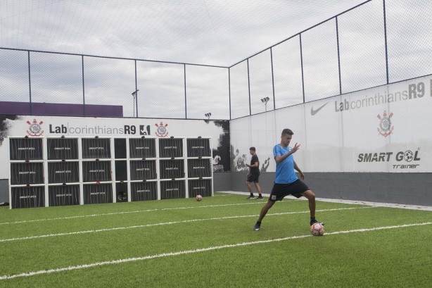 Uso do gol inteligente, o Footbonaut Genérico, no CT