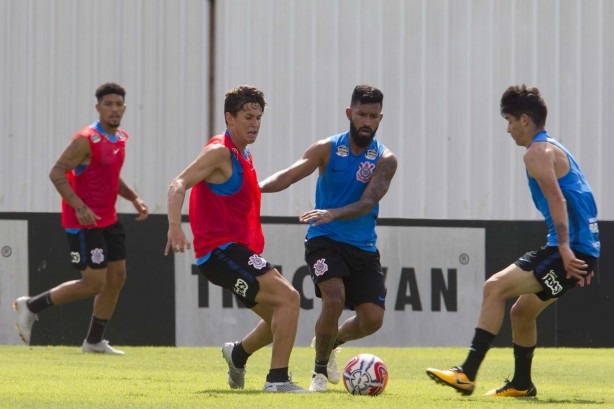 Vital e Marquinhos treinam nesta manhã no CT