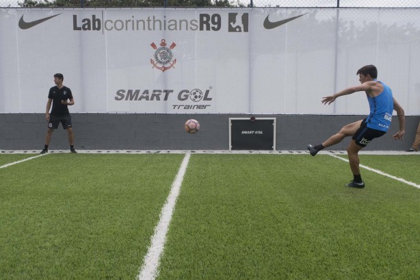 Vital no CT Joaquim Grava durante teste da nova tecnologia, o gol inteligente, o Footbonaut Genérico