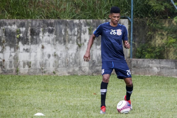 Welliton no treinamento da equipe sub-20 do Corinthians no CT
