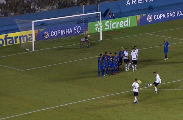 Rafinha anotou golaço de falta