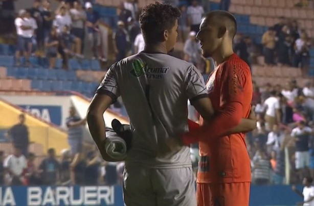 Goleiros do Corinthians trocaram abraos ao trmino do jogo