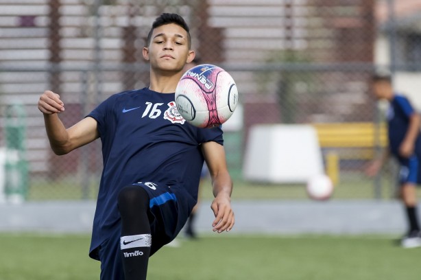 Adson durante treino do sub-20 para duelo contra o Grêmio, pela Copinha