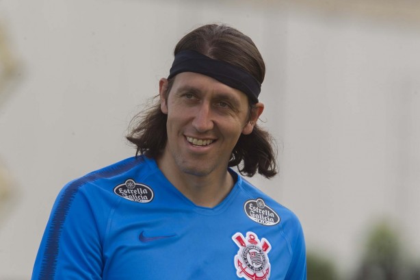 Arqueiro Cássio durante treino desta quinta-feira no CT Joaquim Grava