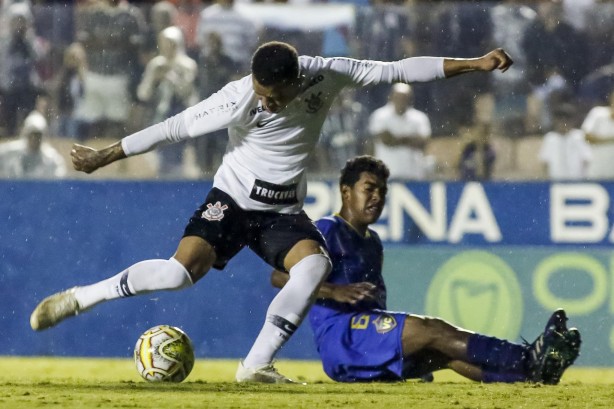 Bilu arma o chute durante vitória por 8x0 contra o Visão Celeste, pela Copinha
