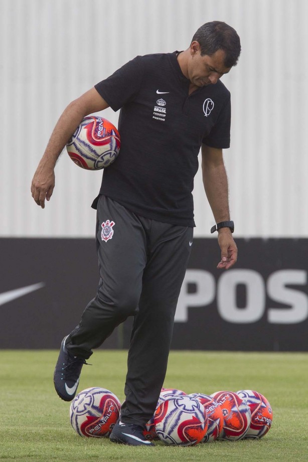 Carille durante treino desta quinta-feira no CT Joaquim Grava