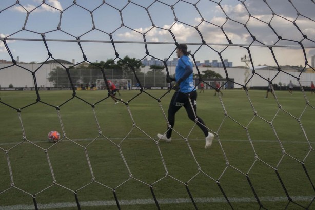 Cássio durante treino desta quinta-feira no CT Joaquim Grava